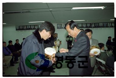 연말 민간인 표창수여 및 이장 자녀 장학금전달 사진